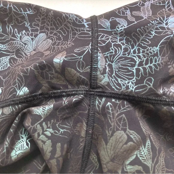 RARE LULULEMON HOTTY HOT SHORTS - Picture 4 of 5